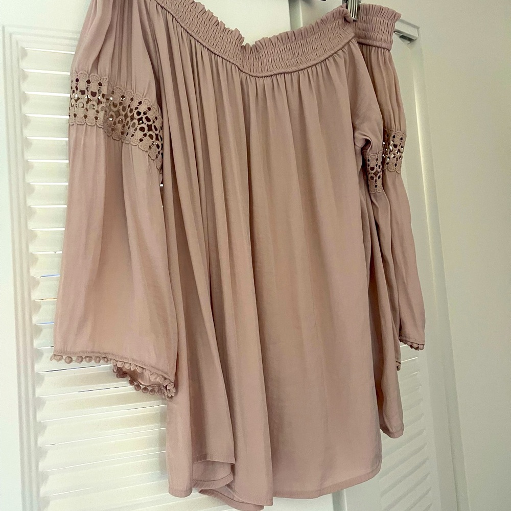 Off the shoulder blouse 🌸